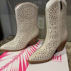 Hey Girl by Corkys Ivory Booties Size 8